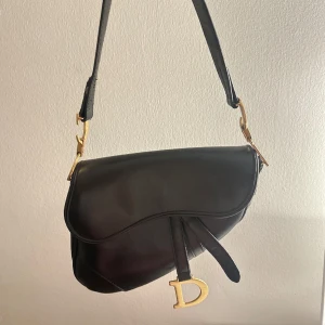  Dior axelväska  - Jättefin och elegant dior väska. Bra kvalite, kommer även med extra band se på bild 4☺️
