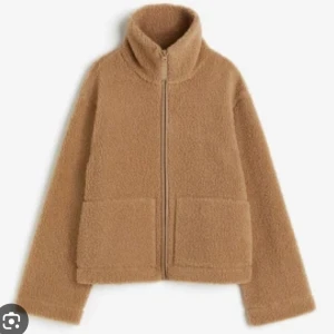 Teddyjacka - Supermysig slutsåld beige teddyjacka från H&M! Bra skick🤎🤎