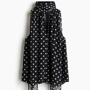 Prickig topp hm - Svart prickig topp från hm med scarf. Helt ny med prislappen kvar.