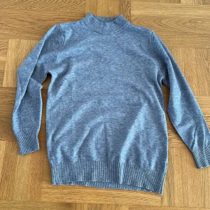 Grå chasmir hoodie - Säljer min gråa chasmir hoodie för att den är för liten. Skriv om ni har funderingar