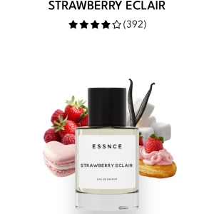 Essnce Strawberry Eclair parfym - En söt och fräsch parfym med doft av jordgubbar, vanilj och marshmallows. Flaskan är genomskinlig med svart lock och vit etikett. Perfekt för dig som gillar gourmanddofter med inslag av bär och bakverk. Helt oanvänd 