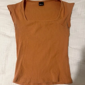 Orange topp - Storlek M från Gina Tricot 