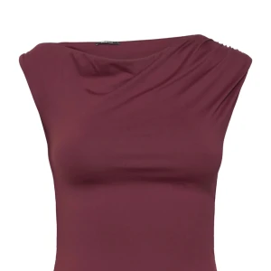 Vinröd ärmlös topp - Säljer denna vinröda topp från gina då den inte kommit till användning💕Tröjan är använd vid 2 tillfällen och har inga som helst defekter. Har klippt bort lappen i nacken då jag tyckte den syntes där bak när jag hade på mig den💕Minns inte exakt vilken storlek så därför säljer jag den billigt men den sitter som M💕