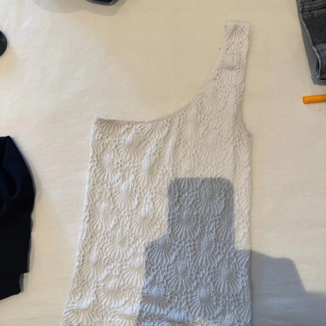 Vit oneshoulder topp med strukturmönster - 2