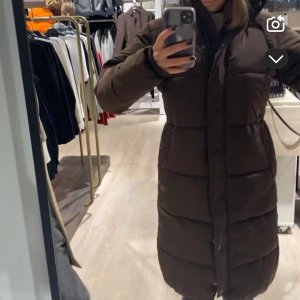 Vinterjacka - Helt ny, lång vinterjacka från Dobber. Strl XS. Jag har vanligtvis S/36. Så denna är lite större i storleken.