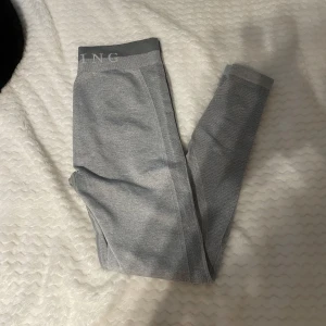 Gym leggings  - Snygga gym leggings från Gym king i storlek 14/16 (oklart men motsvarar M tror jag) 🩷🩷 Använda men i väldigt bra skick! Nypris 500kr 