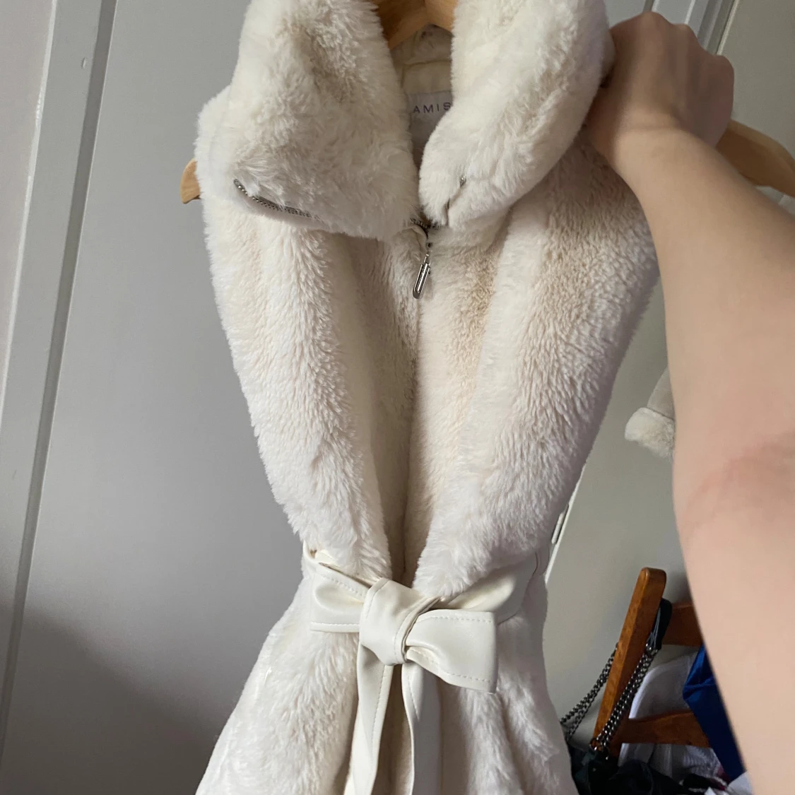 Vit pälsväst med läder bälte 