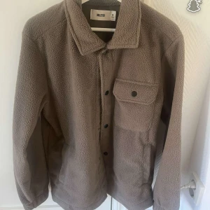 Hollister Kofta - Tja, säljer en Hollister kofta. Skick 10/10, aldrig använd. Nypris runt 1000, mitt pris 349. Priset kan såklart diskuteras. Hör av dig vid frågor o funderingar!