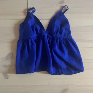 Kornblå linnetopp från Bik Bok - Supersnygg kornblå linnetopp från Bik Bok med smala axelband och v-ringning.  Dragkedjan är lite trasig men man kan fortfarande dra upp den hela vägen