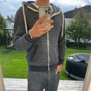 Mörkgrå hoodie från Jack & Jones - | Säljer en skitfet hoodie från Jack & Jones | Perfekt nu när det börjar bli lite kallare | Storlek M | Skick 9/10 | Pris 129! |