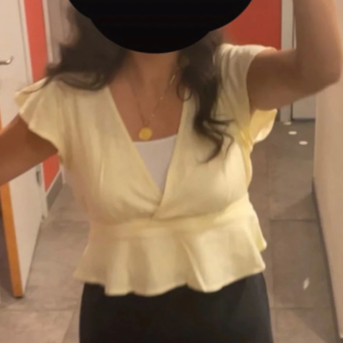 Ljusgul omlottopp med knytband