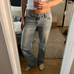 Ljusblå low baggy jeans  - Säljer dessa jättesnygga ljusblå low waist baggy/straight jeansen i storlek S, nerlagda för att passa min längd (runt 170cm) men har inte kommit till användning!💞
