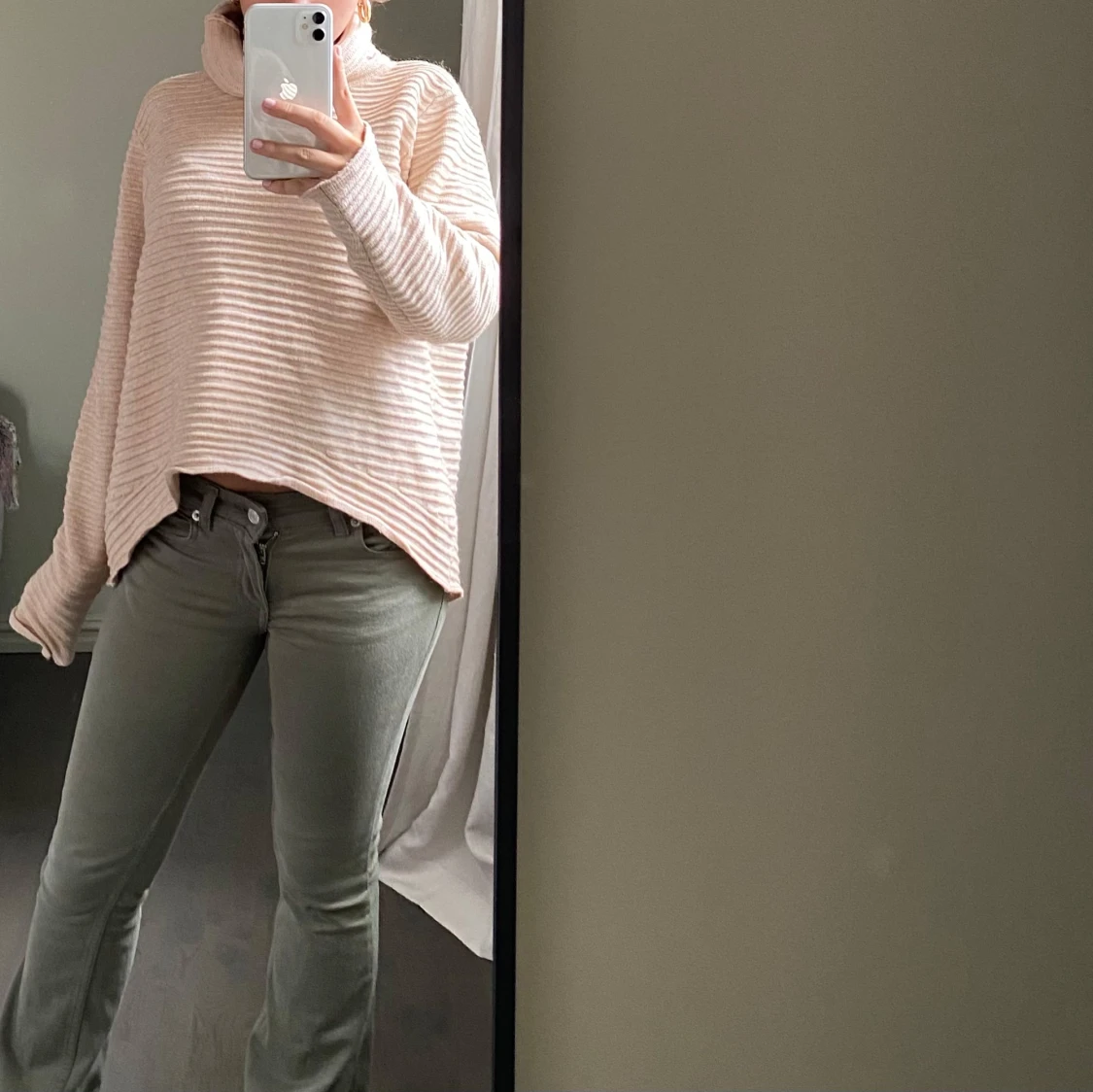 Ljusbeige ribbad polotröja - 1