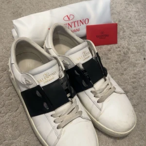 Valentino Garavani Open sneakers vit/svart - Säljer vit/svarta valentino opens i storlek 43. Inga defekter utan bara några fläck som går lätt bort med tvättning. Pris kan diskuteras vid snabb affär
