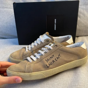 Saint Laurent skor  - Hej! Säljer nu dessa sjukt snygga ysl skor. Skorna är i toppskick! Har begränsat antal boxar och dustbag. Hör av dig vid frågor. 42 passar 43