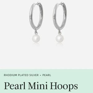 Pearl Mini Hoops från Sophie by Sophie - Stilrena klassiska silverhops med sötvattenspärlor från Sophie By Sophie!!  Helt oanvända!! Säljer då jag fick de i studentpresent, men inte använder silver. Rhodium plated recycled silver with freshwater pearls Size 15 x 15 mm Pearl size 5 mm. Så eleganta, otrolig kvalité!! Orginalpris: 1295 kr
