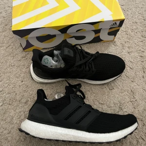 Svarta Adidas Ultraboost sneakers - Säljer helt nya ultra bosst aldrig använda box prislapp med mera ingår. Storlek 42. Bara att höra av er vid frågor och funderingar.