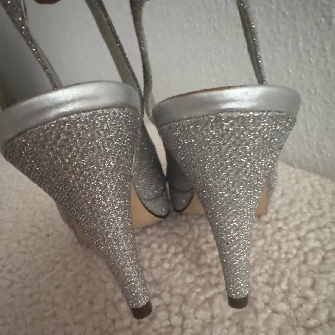  Nya. Glittriga silverfärgade pumps strl 36 - 1