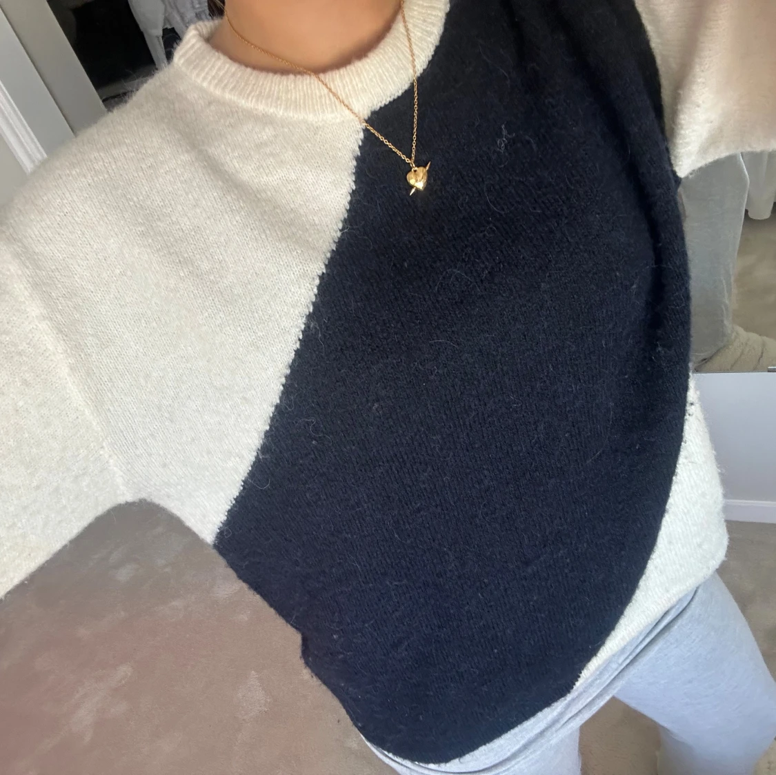 Svartvit stickad tröja med blockmönster - 1