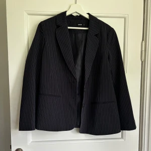 NY kavaj med vadderade axlar - Använd ett fåtal gånger. En kavaj från ett Danskt märke Jensen. 