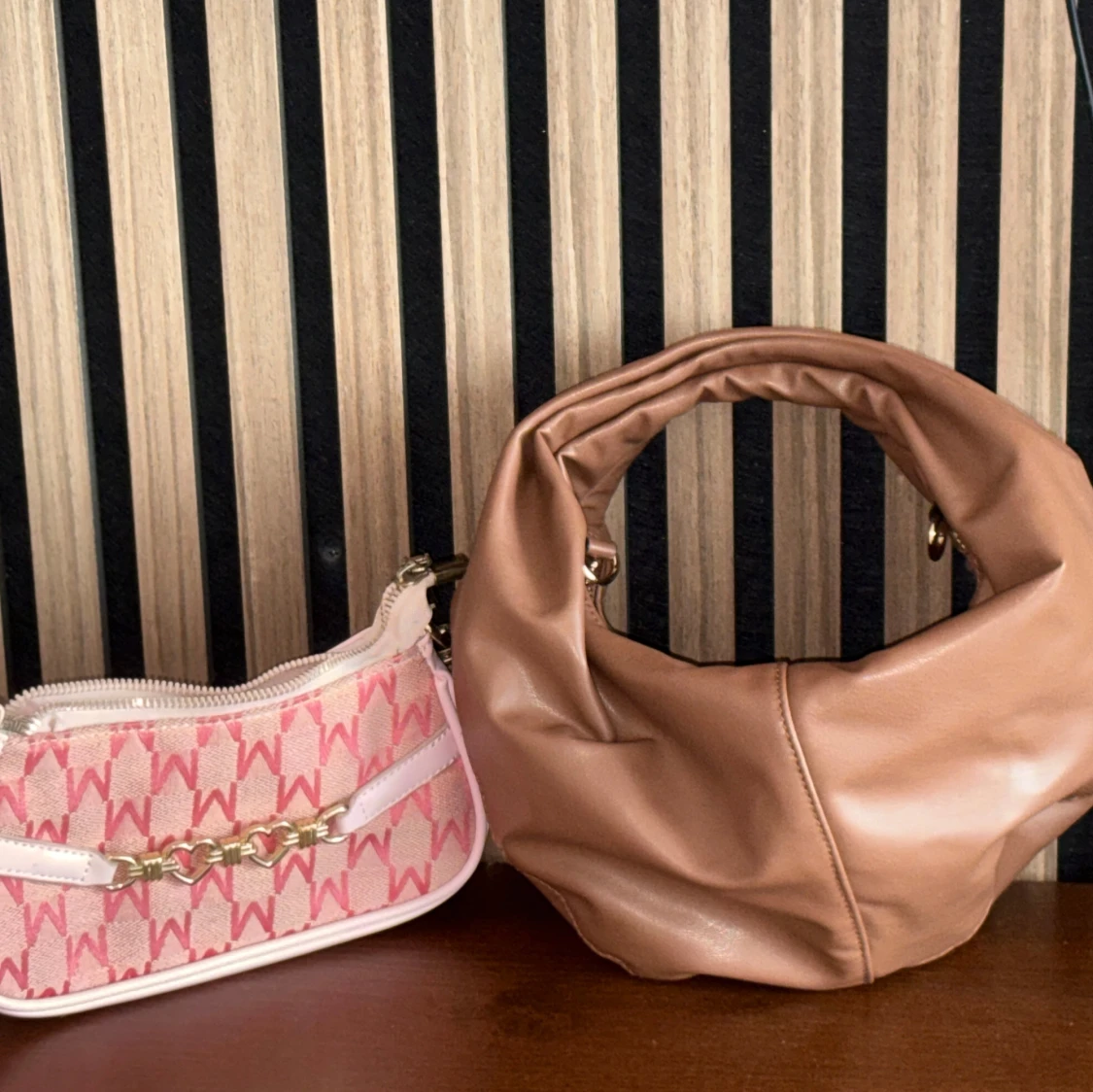 Två trendiga handväskor i rosa och bruna 