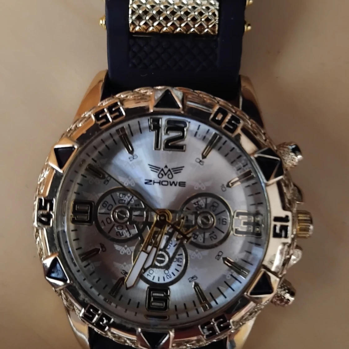 Guldig sportklocka från Zhowe - 1