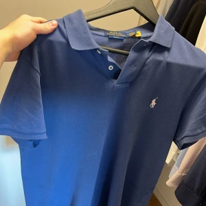 Raffe piké - Schysst raffe piké i storlek M slim fit, nyskick, pris 499