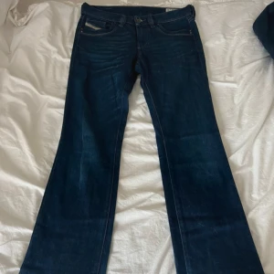 Diesel bootcut low waist jeans - Jeans från Dielsel i storleken W28 och L32. Dom är i modellen regular bootcut men sitter som low/mid waisted jeans. Väldigt bra skick, inga defekter eller större slitage. Säljer pga att de är för små. Fler bilder går att lösa!💕