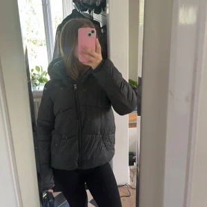 Puffer jacka höst/vinter - Pufferjacka, vadderad, varm, passar höst och vinter. Grön som drar mer åt grå men färgen syns bäst på sista som är i dagsljus ute🩷