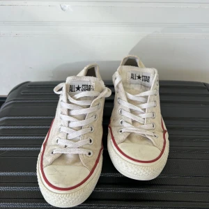 Vita Converse All Star sneakers - Klassiska vita Converse All Star sneakers. I okej skick, storlek 37,5