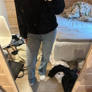 Ljusblå raka jeans - Säljer ett par ljusblå jeans med rak passform och klassisk femficksdesign. Jeansen är Low waisted💕