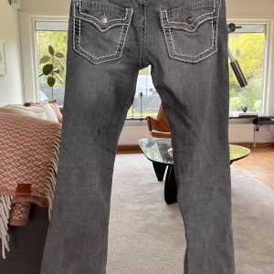 Söta bootcut/flare jeans 🤗 - Säljer ett par grå jeans från Gina tricot young med tydliga vita kontrastsömmar och snygga fickdetaljer bak. 
