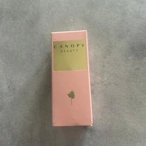 Canopy Borealis Light Brightening Serum - Borealis Light Brightening Brilliance Serum från Canopy Beauty. Kommer i en lyxig glasflaska med guld- och svart ombre-design samt pipett med rosa topp. Innehåller vitamin C, B3, kojicsyra och lakritsrot för en jämnare och klarare hudton.