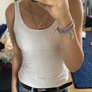 Vit klassisk linnetopp - Enkel och stilren vit linnetopp från Kappahl med rund halsringning och smala axelband. Perfekt att matcha med jeans eller shorts för en avslappnad look. Tillverkad i mjuk bomull som känns skön mot huden💞💞Pris är 50kr men går bra att pruta! ❤️