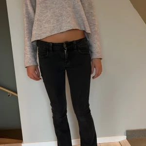 Svarta bootcut jeans med låg midja Gina Tricot - Säljer ett par svarta jeans från Gina Tricot med låg midja och bootcut. Strl. 164