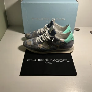 Philiphe model trainers  - Ett par riktigt snygga philiphe model trainers. Skorna är sparsamt använda. Kartong och påse medföljer.