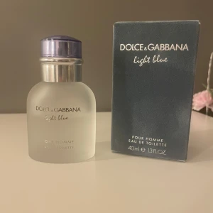 Dolce & Gabbana Light Blue edt  - Fräsch parfym från Dolce & Gabbana, Light Blue Pour Homme. Eau de toilette, ca 25 ml kvar av 40ml. Doften är modern och lätt, perfekt doft som passar till alla tillfällen.
