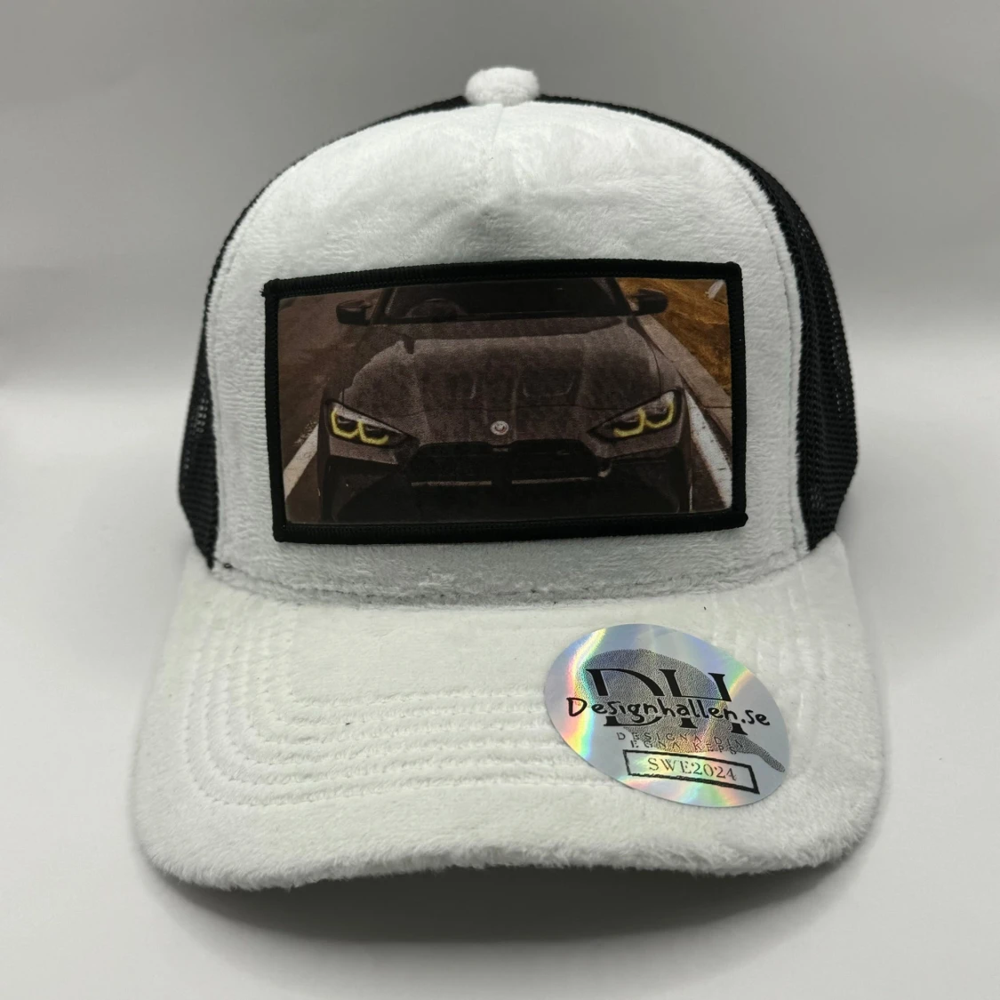 Vit och svart keps med BMW-motiv