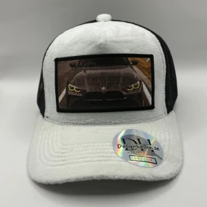 Vit och svart keps med BMW-motiv - Cool keps i vitt och svart med mesh på sidorna och baksidan. Framtill finns en stor patch med ett foto av en BMW-bil. Kepsen har böjd skärm och sticker ut med sin unika bild. Perfekt för dig som gillar bilar och streetstyle.