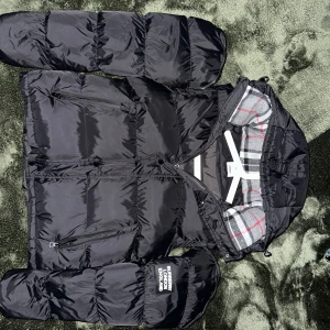 Burberry Puffer Jacka - Hej! Säljer min Burberry jacka eftersom att den inte har någon användning. En av de skönaste jackorna jag har haft på mig. Har ni fler frågor om jackan så tveka inte på att skriva privat 🫡💯