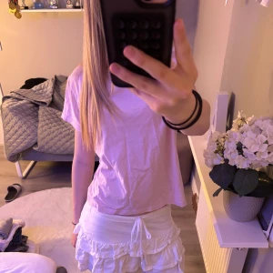 Ljusrosa t-shirt  - Säljer en enkel ljusrosa t-shirt med korta ärmar. 