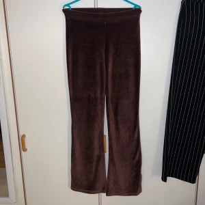 Bruna sammetsbyxor från NLY Trend - Mysiga bruna byxor i sammetsmaterial från NLY Trend. De har en rak och lite utsvängd passform med hög midja och är perfekta för en chill och trendig look. Supermjuka och sköna att bära, passar perfekt till både sneakers och boots.