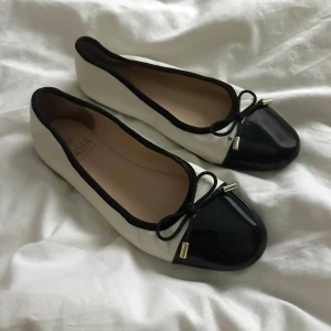 Ballerina skor - Säljer nu mina favorit skor. De är storlek 39 och de är beiga med svarta detaljer. Köpta för 1000 och sparsamt använda. Skriv vid frågor eller för fler bilder. kan gå ner i pris vid snabb affär!