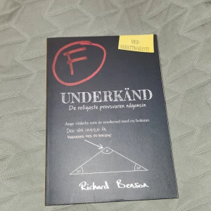 Underkänd: De roligaste provsvaren någonsin - En bok fylld med de mest underhållande och kreativa provsvaren från elever som inte hade en aning om rätt svar. Perfekt för dig som vill skratta åt misslyckade men fyndiga svar på skolfrågor. Med skrattgaranti! Har aldrig läst den så den är helt ny🥰