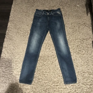 Replay blå jeans straight fit - Snygga blå jeans från Replay. Storlek 29. Jeansen har normal passform och är tillverkade i mjukt denimtyg som sitter skönt hela dagen. 