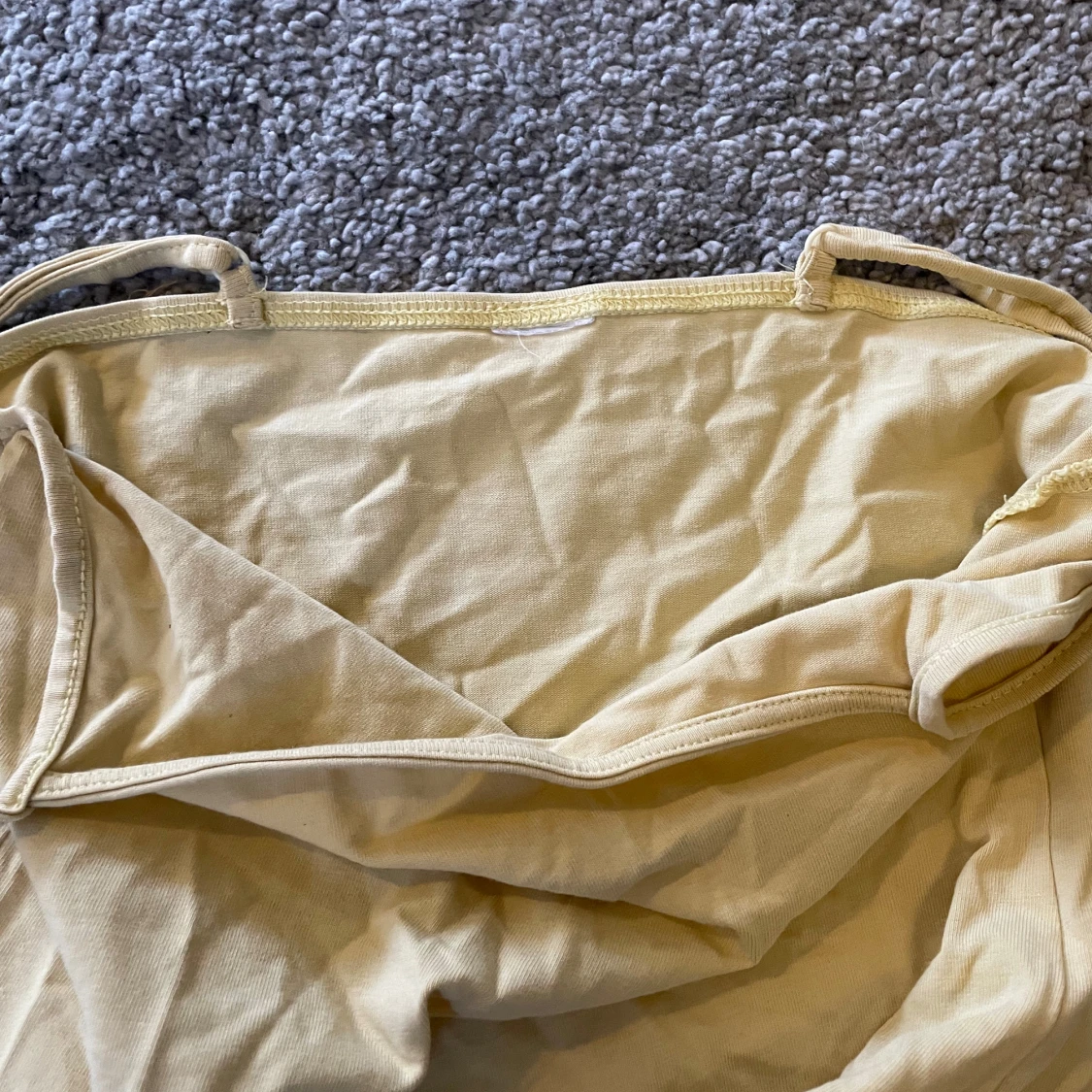 Ljusgul linnetopp med smala axelband - 1