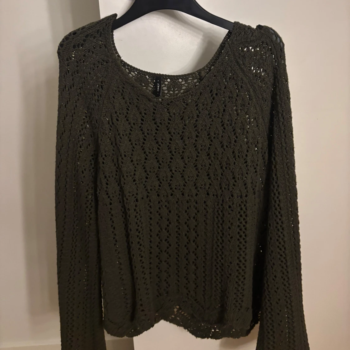 Mörkgrön stickad tröja från Only