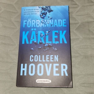 Förbannade kärlek - En modern pocketbok av Colleen Hoover, perfekt för dig som gillar starka känslor och relationer. Boken är i fint skick och har en snygg blå omslagsdesign. Aldrig läst men på något sätt har den fått två små skavanker men ingenting innuti boken som påverkas💗