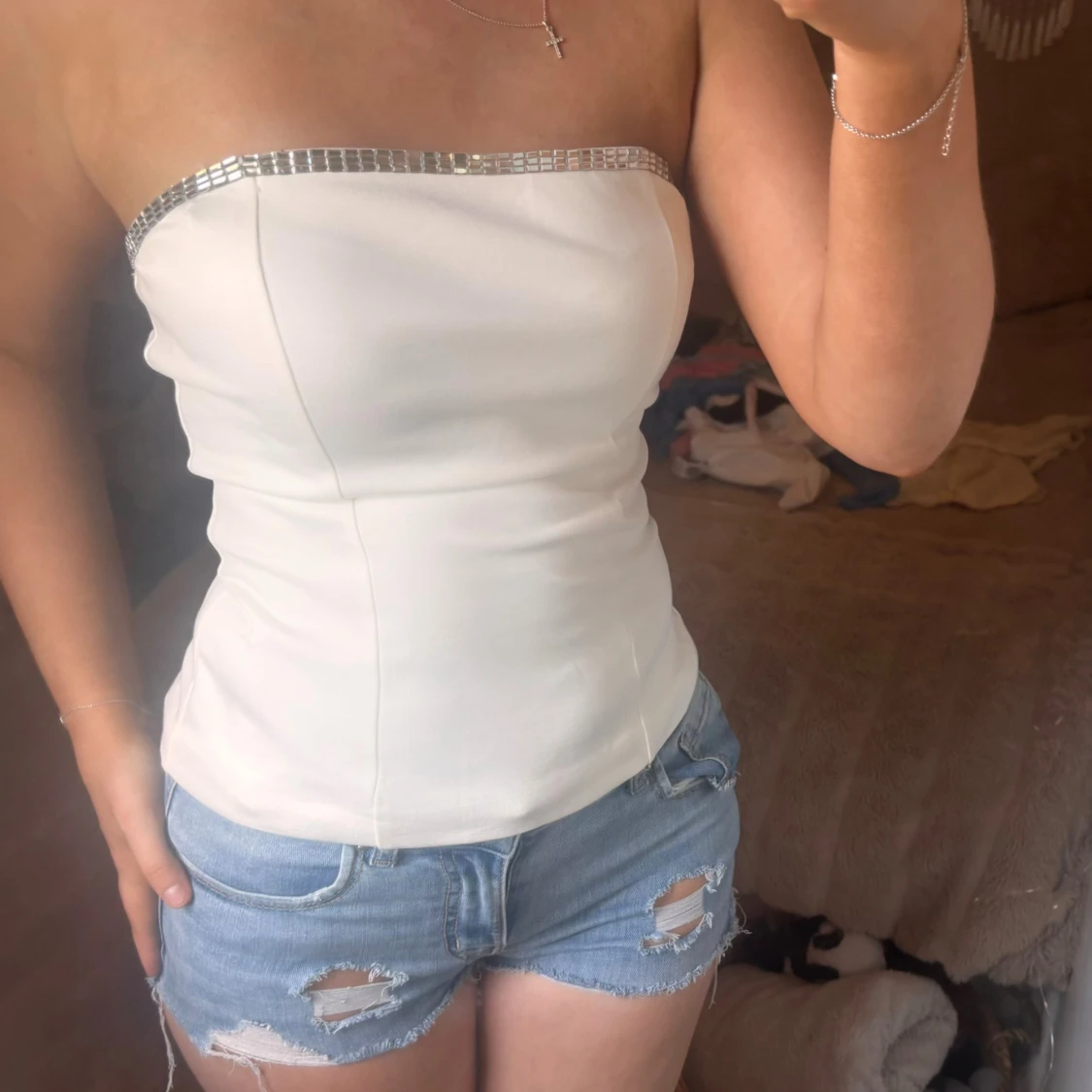 Vit tubtopp med silverdetaljer