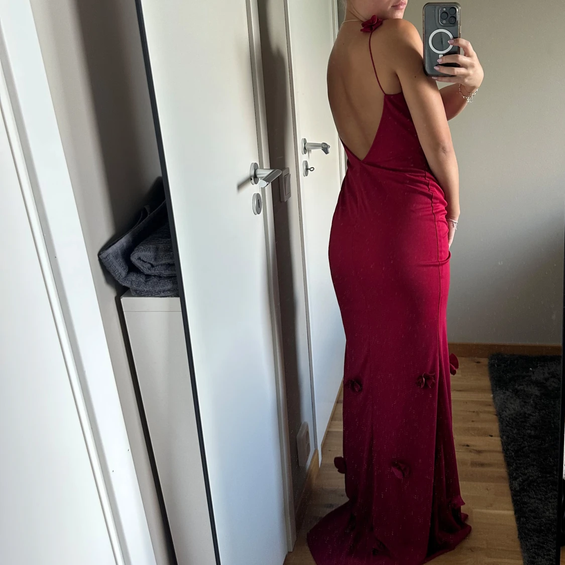 Röd balklänning med blommor 